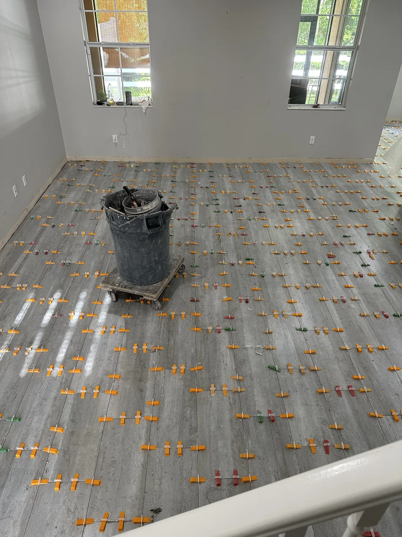 Tablones de porcelanato colocados con niveladores