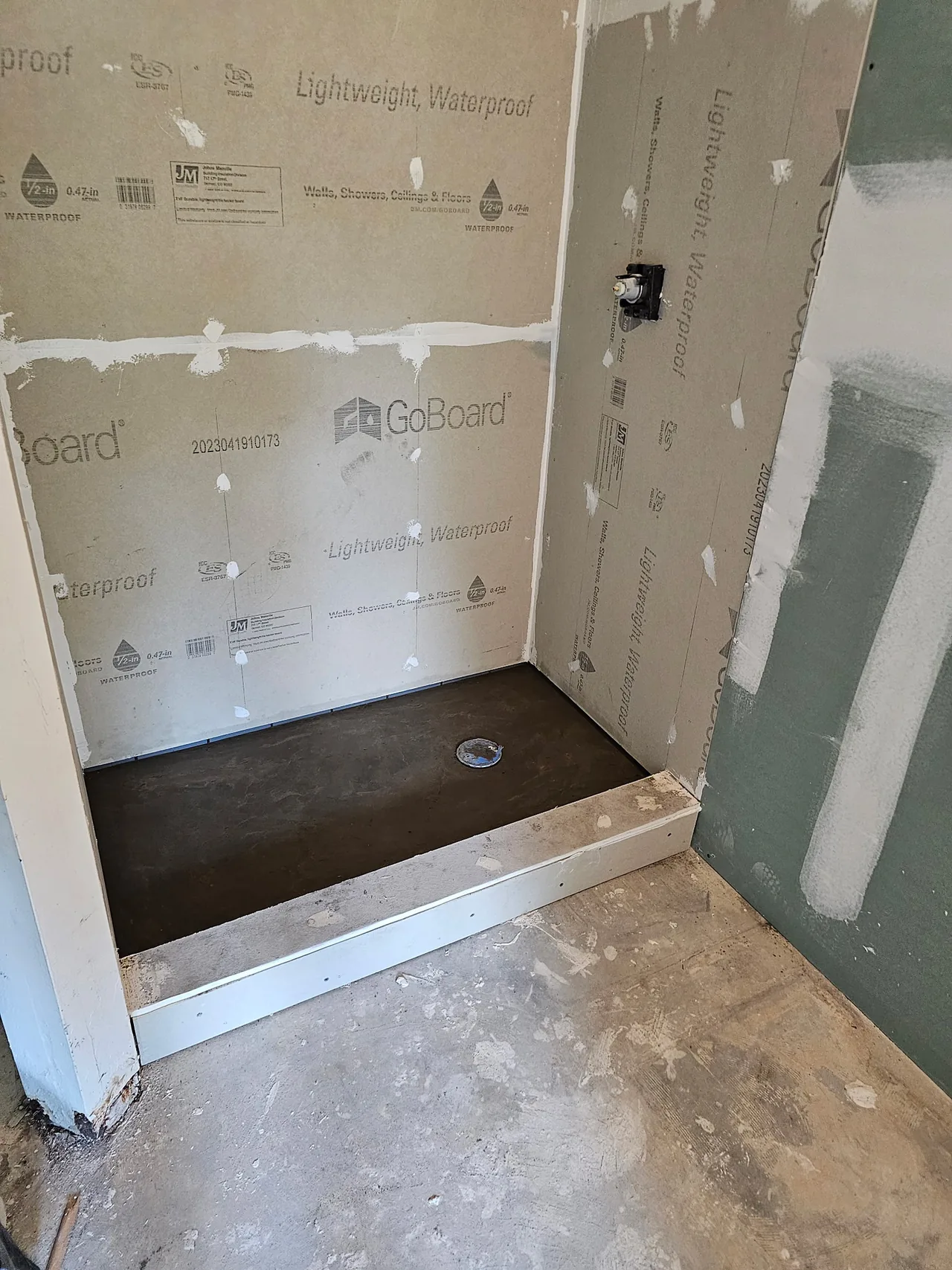 GoBoard walls with sealed seams, a sloped pan and a curb, ready for tile